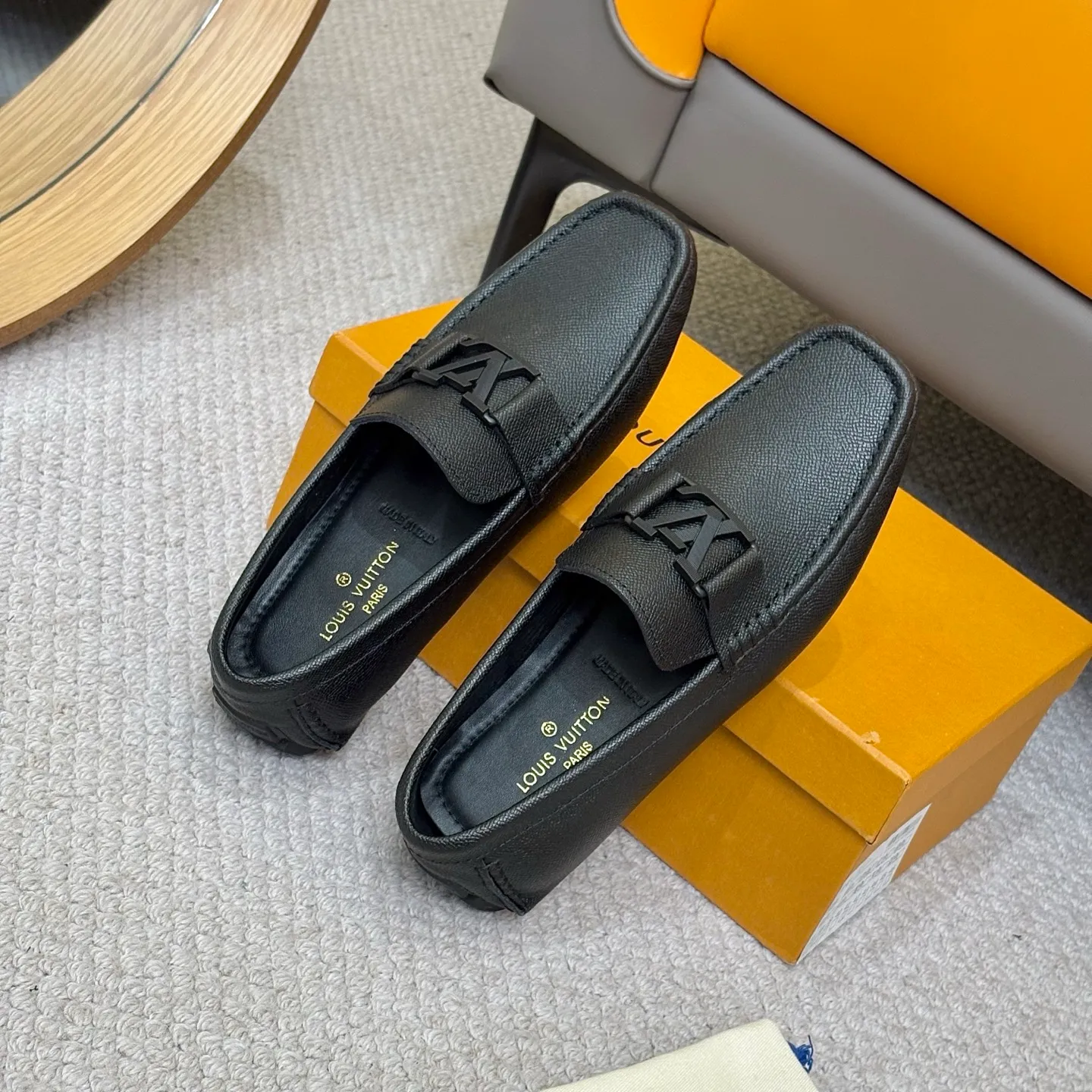 Men's men's shoes 💰420 (Yangli) LV 2⃣️0⃣️2⃣️5️⃣Spring and summer counter GLORIA series models ✈️Original factory special leather production, original last type. A classic driving slip-on casual shoe that shows an elegant style with exquisite craftsmanship details such as Monogram embossing all over the upper🌀Italian imported calfskin fabric Sheepskin foot pads➕Inside～Private mold replica sole Unique style Comfortable driving slip-on Size: 4-12 (38-46) Comes with [Counter packaging: original box, wrapping paper, card, instruction manual, shoehorn, cloth bag] No pressure to enter and leave the counter!